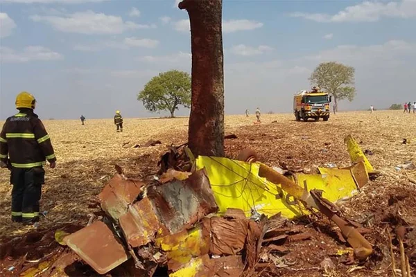 Queda de pequeno avião logo após decolagem deixa dois mortos