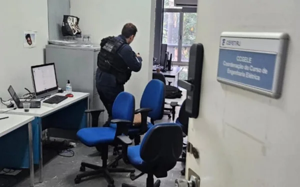 policial com arma em punho
