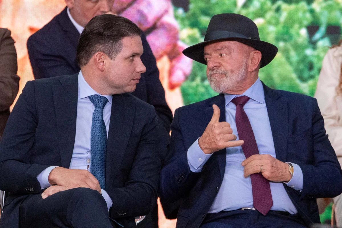 Hugo Motta, conversa com o presidente Luiz Inácio Lula da Silva durante cerimônia no Palácio do Planalt Hugo Motta, conversa com o presidente Luiz Inácio Lula da Silva durante cerimônia no Palácio do Planalt