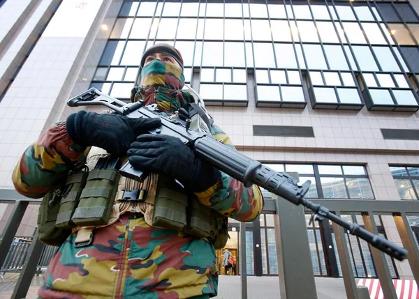 Polícia da Bélgica detém dois em investigação de ataques em Paris