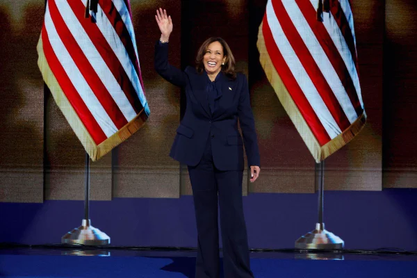 Na imagem com cor, foto de kamala harris - metrópoles