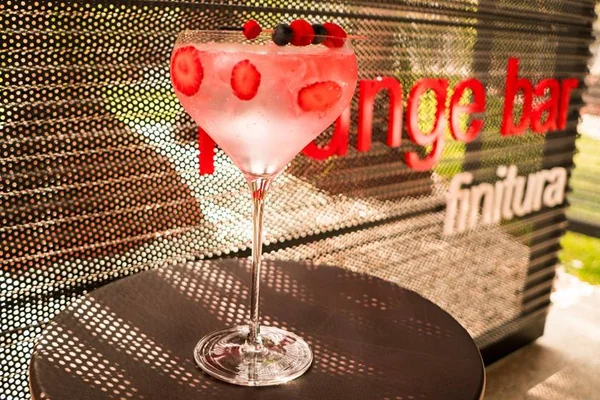 Finitura Lounge Bar oferece drinques com gim rosa na CasaCor Brasília