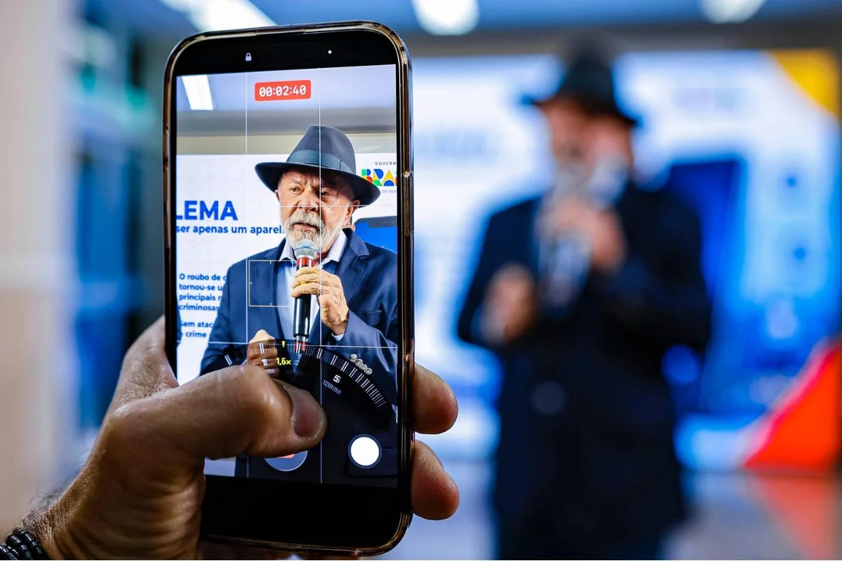 O presidente Lula (PT) assinou o decreto que cria o Banco Nacional de Celulares com Restrição (BNCR) O presidente Lula (PT) assinou o decreto que cria o Banco Nacional de Celulares com Restrição (BNCR)