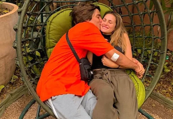 Filha de Heloísa Perissé engata namoro com ator da Globo