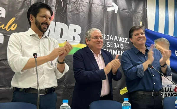 foto colorida do prefeito Ricardo Nunes (esq) e o presidente do MDB, Baleia Rossi (dir.) durante a filiação do vereador Paulo Frange (centro) ao partido - Metrópoles