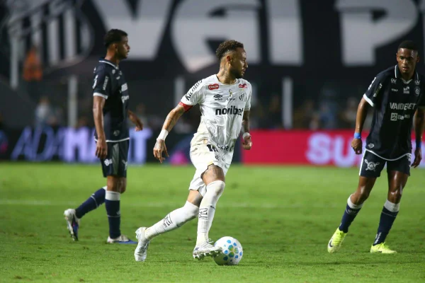 Neymar domina a bola durante partida pelo Santos.