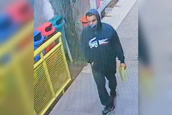 Vídeo: novas imagens mostram atirador chegando a pé a hospital e atirando contra ex