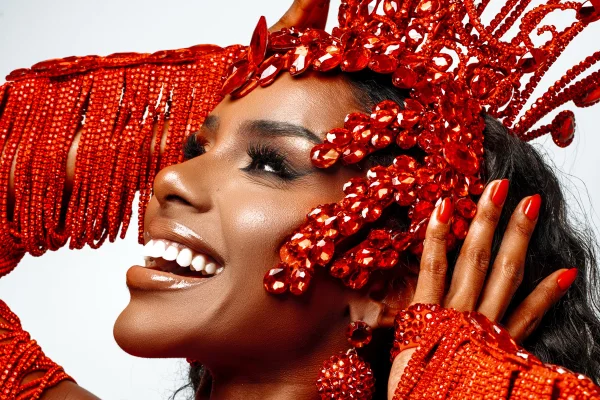 Bellinha Delfim posa sorridente para fotos de Divulgação