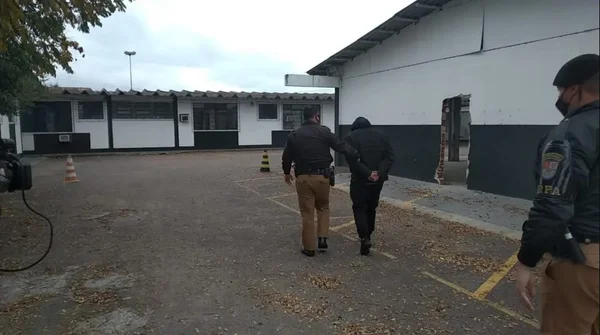 Homem é preso após empinar moto diante de viatura da Polícia Militar