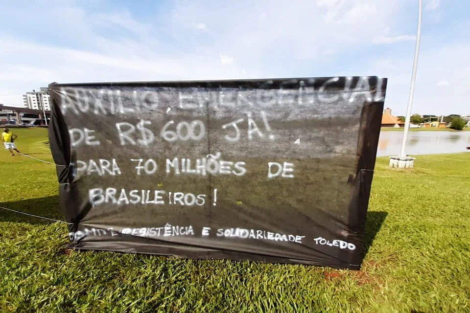 Manifestantes pedem por auxílio emergencial para brasileiros em tempos de pandemia Manifestantes pedem por auxílio emergencial para brasileiros em tempos de pandemia