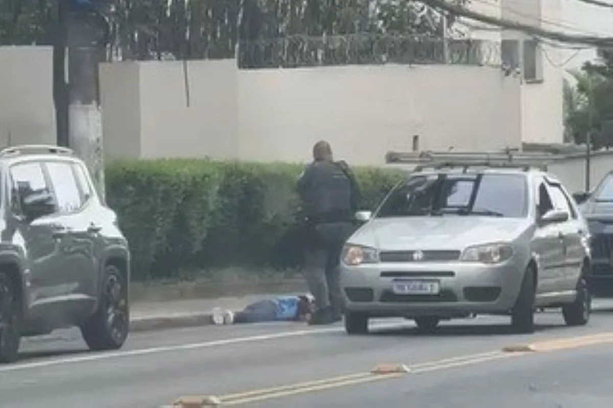 Vídeo mostra momento em que PMs atingem 2 suspeitos em avenida de SP