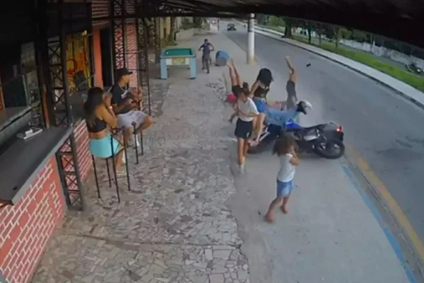 Imagem colorida mostra grupo de pessoas sendo atropelada por uma moto; uma das vítimas é uma mulher grávida que precisou fazer uma cesárea de emergência - Metrópoles