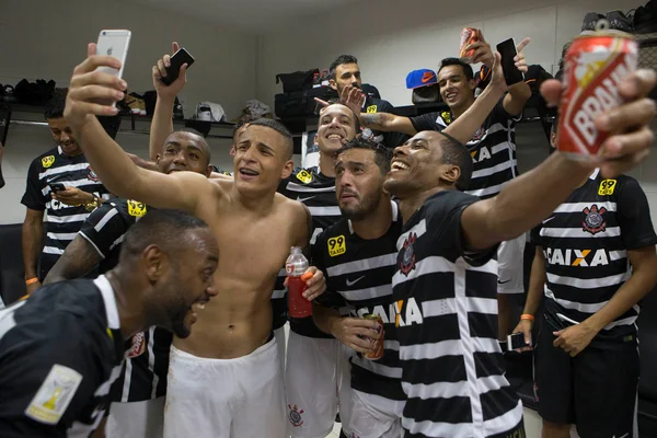 Após título, Corinthians é recebido com festa da torcida em São Paulo