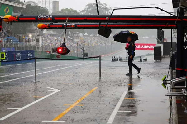 Imagem colorida de chuva intensa na Fórmula 1 - Metrópoles