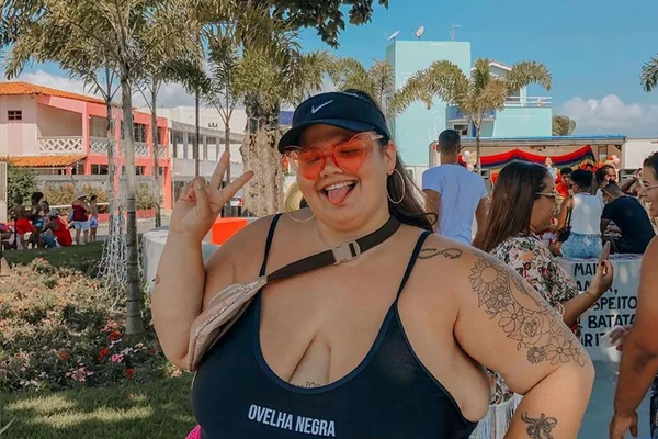Thais Carla surge nua em banheira e fala: “Gorda se amando”
