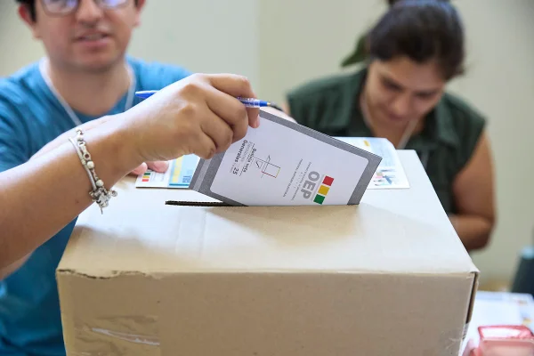 Imagem colorida de eleições na Bolívia