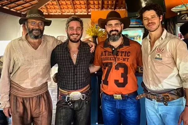 Juliano Cazarré com elenco de Pantanal