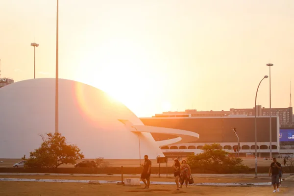 Dia seco e quente no DF