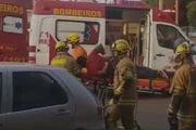 Ele foi imobilizado pelos bombeiros que o socorreram Ele foi imobilizado pelos bombeiros que o socorreram