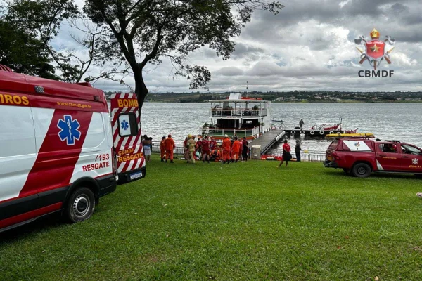 Foto colorida de viaturas na beira do Lago Paranoá