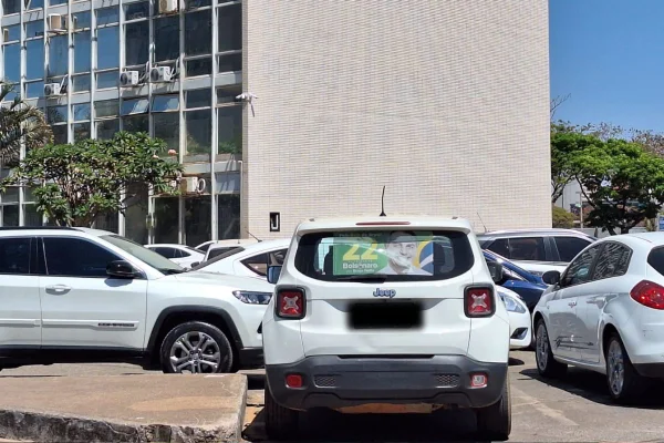 Carro do funcionário bolsonarista na porta do ministério do vice de Lula.