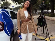 Repórter da Record, Paola Vianna posa durante o trabalho Repórter da Record, Paola Vianna posa durante o trabalho