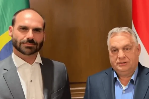 O deputado Eduardo Bolsonaro (PL) ao lado do primeiro-ministro da Hungria Viktor Orban