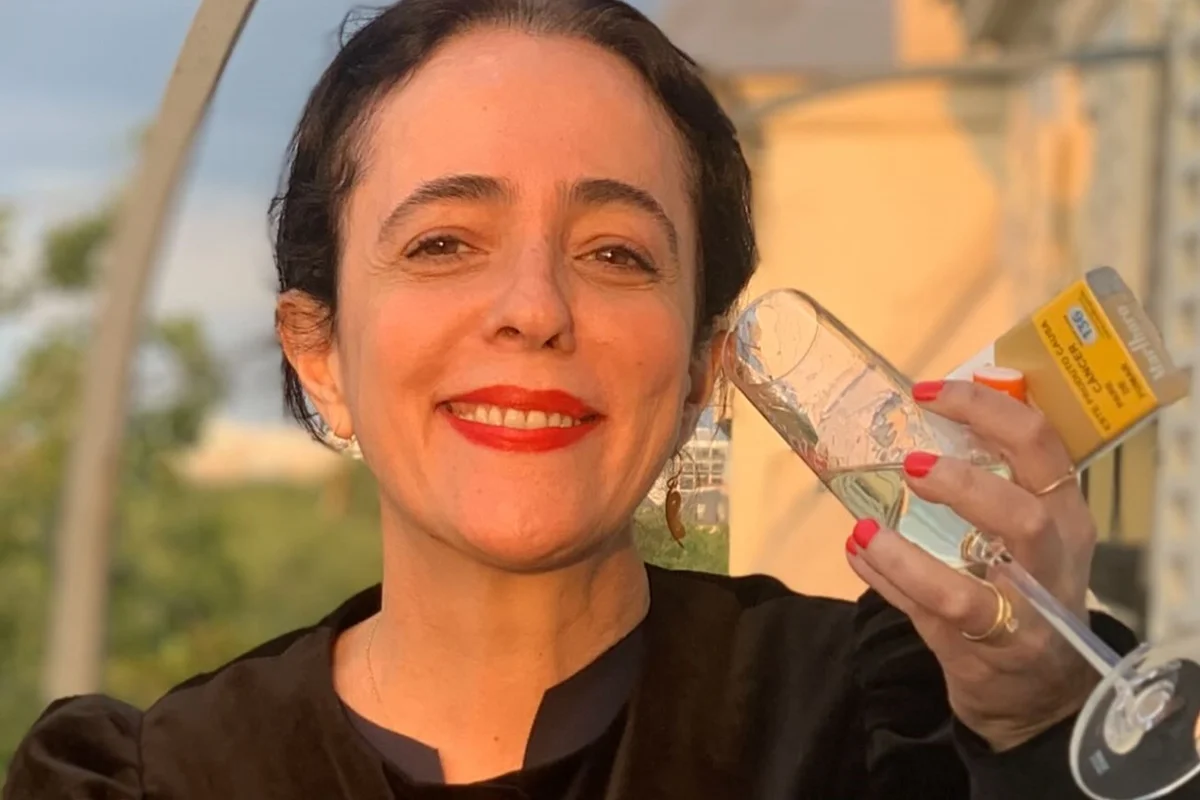 Silvia Buarque posa com taça de champanhe Silvia Buarque posa com taça de champanhe