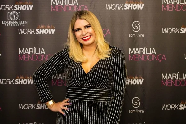 De top, Marília Mendonça exibe silhueta fina e impressiona fãs