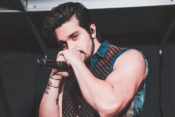 Luan Santana recebe disco de ouro com música Asas