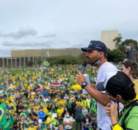 Com máscara no queixo, Eduardo Bolsonaro vai a ato pró-governo