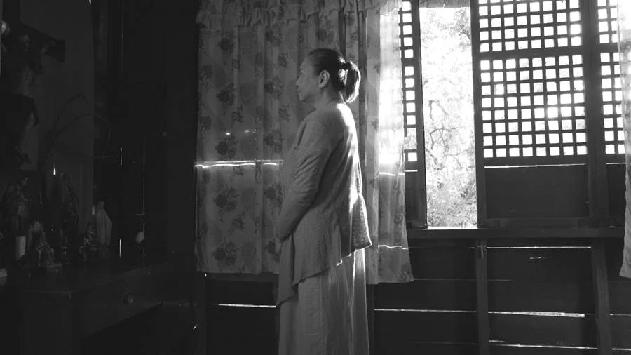 Definir Lav Diaz como um diretor de filmes longos – ele tem projetos de 6h, 7h e até 9h de duração – é perder o melhor da festa. O filipino empolga festivais mundo afora e virou queridinho dos cinéfilos e críticos. Em <a href="http://www.metropoles.com/filme/a-mulher-que-se-foi" target="_blank">"A Mulher que Se Foi"</a>, com quase quatro horas, uma senhora presa injustamente por 30 anos sai da cadeia em busca de vingança. <a href="https://www.youtube.com/watch?v=DuGWgeaHicI" target="_blank">Veja trailer</a> Definir Lav Diaz como um diretor de filmes longos – ele tem projetos de 6h, 7h e até 9h de duração – é perder o melhor da festa. O filipino empolga festivais mundo afora e virou queridinho dos cinéfilos e críticos. Em <a href="http://www.metropoles.com/filme/a-mulher-que-se-foi" target="_blank">"A Mulher que Se Foi"</a>, com quase quatro horas, uma senhora presa injustamente por 30 anos sai da cadeia em busca de vingança. <a href="https://www.youtube.com/watch?v=DuGWgeaHicI" target="_blank">Veja trailer</a>