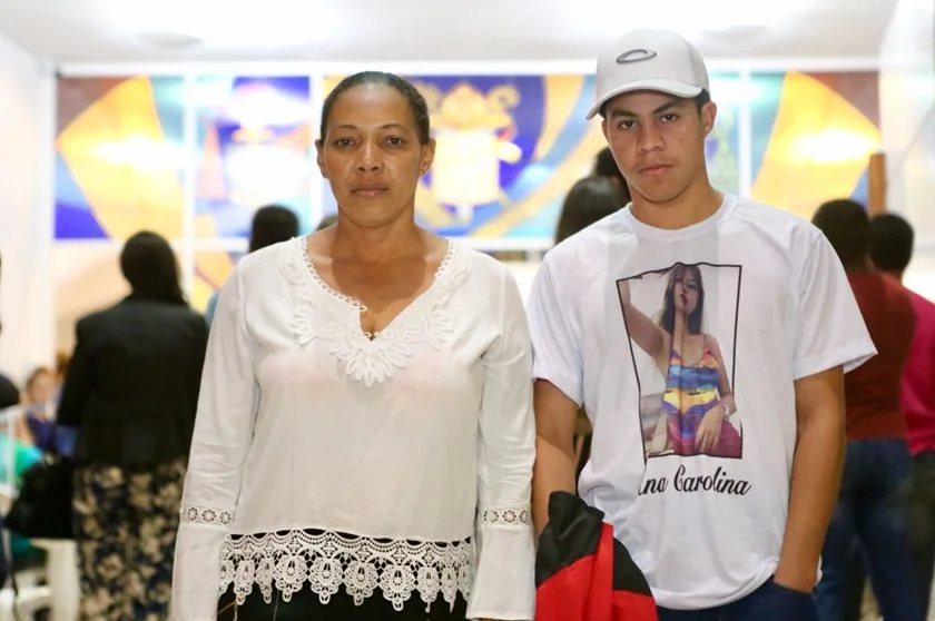 A vizinha Erenilda e o amigo Winnicius lamentaram a morte de Carolzinha, como a estudante era chamada A vizinha Erenilda e o amigo Winnicius lamentaram a morte de Carolzinha, como a estudante era chamada