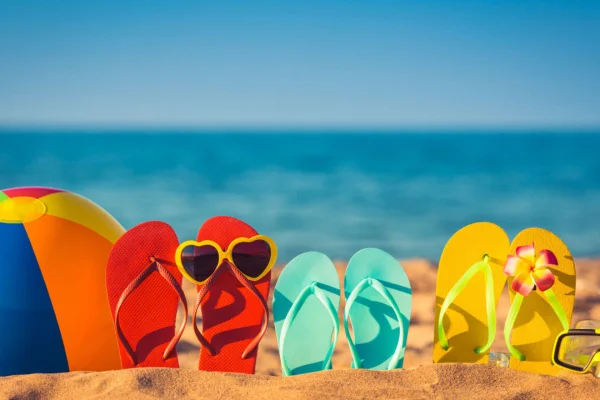 Verão com chinelos na areia