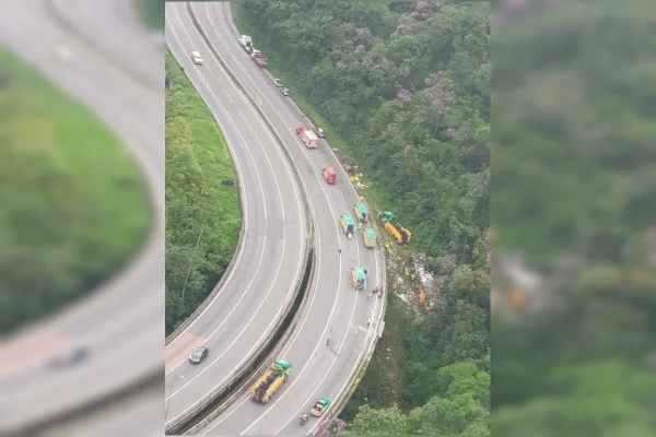 Ao menos 10 mortos e seis feridos em acidente com ônibus na BR-376, no PR
