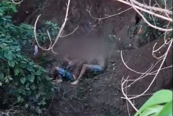 Imagem colorida mostra amigo tentando salvar vítima jogada de ponte - Metrópoles