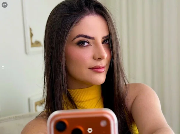 mulher fazendo selfie