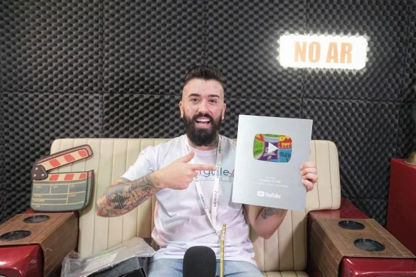 Ex-vendedor de jornal, brasiliense faz sucesso no YouTube