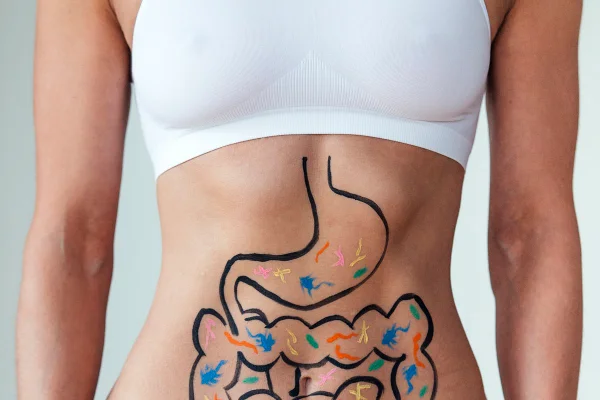 Foto colorida de estômago desenhado em corpo de mulher - Metrópoles