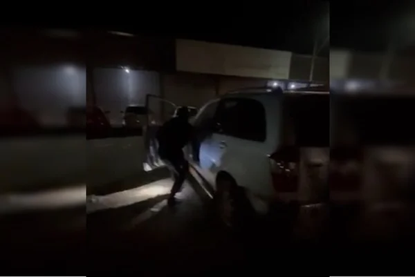 Vídeo mostra resgate de crianças que foram trancadas pelo pai em carro