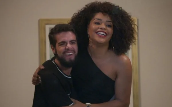 Renatinha (Juliana Alves) e Catatau (Bernardo de Assis) em Salve-se Quem Puder
