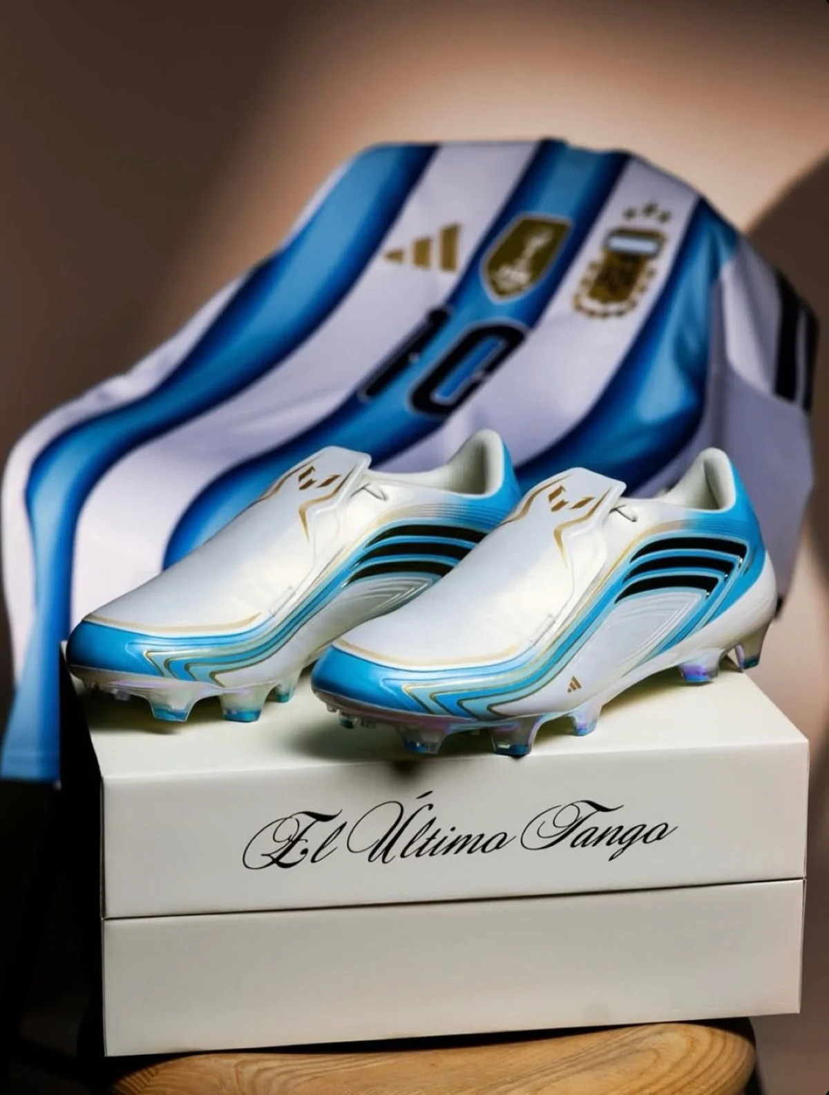 Chuteira assinada por Messi Chuteira assinada por Messi