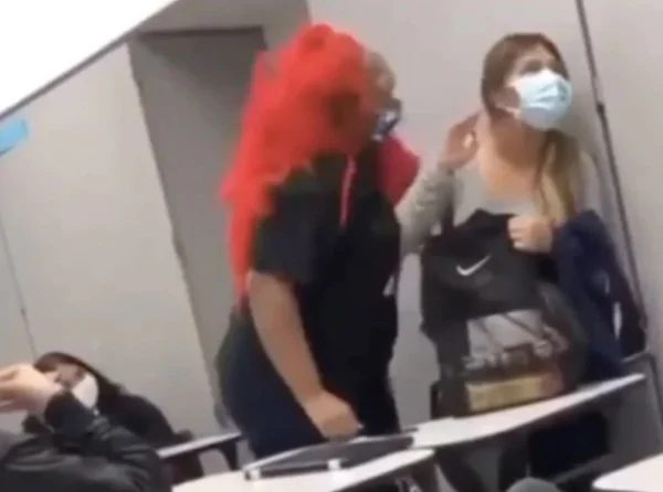 Professora tira máscara e intimida aluna nos EUA