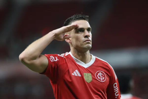 Em jogo de seis gols, Internacional vence Grêmio de virada no Gauchão