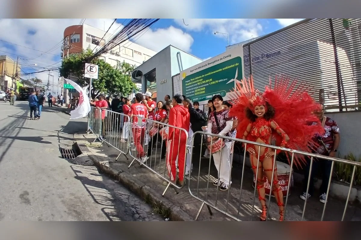 Lula foi recebido por integrantes da Escola de Samba Jardim Cidade Lula foi recebido por integrantes da Escola de Samba Jardim Cidade