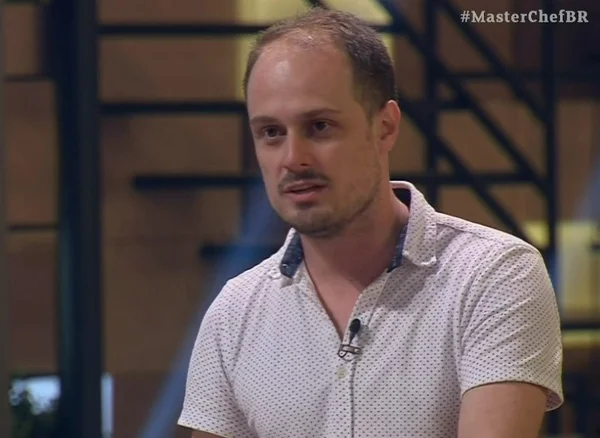 Participante do MasterChef deixa prato cair no chão no final de prova
