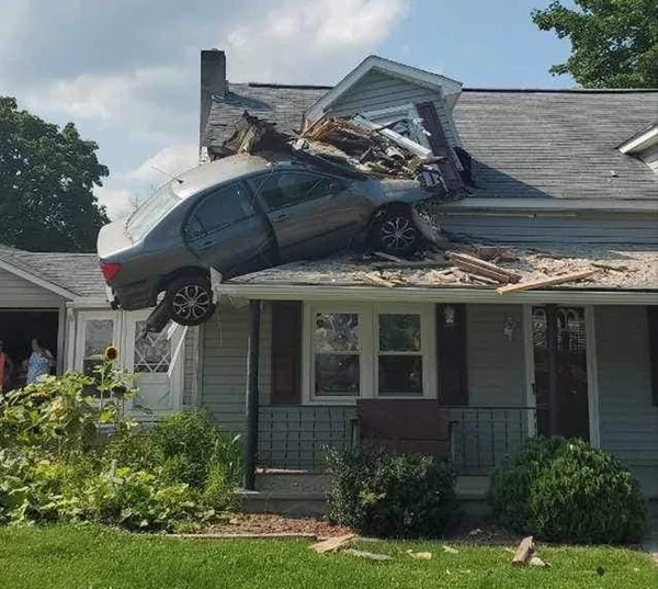 Imagem colorida de carro que colidiu no segundo andar de uma casa nos EUA - Metrópoles