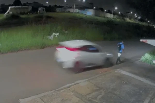 Motorista de ônibus é atropelado por carro elétrico; condutor foge