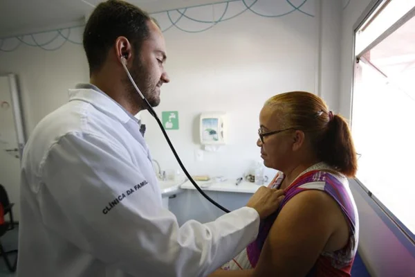 Programa Mais Médicos recebe 23 novos profissionais no DF
