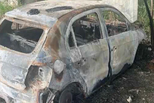 Imagem colorida mostra um carro carbonizado; o veículo, modelo Gol, era de Amanda de Castro Lancha Lara, mulher que desapareceu no dia 5 de março em Itaquera, zona leste de São Paulo - Metrópoles